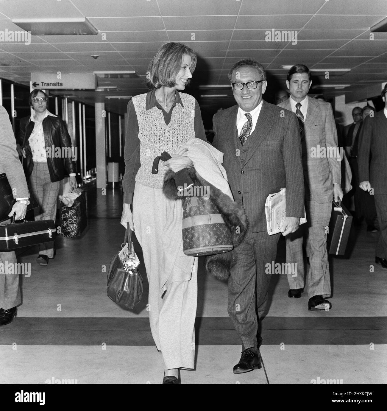 Henry Kissinger e sua moglie Nancy all'aeroporto di Londra. 23rd aprile 1977. Foto Stock