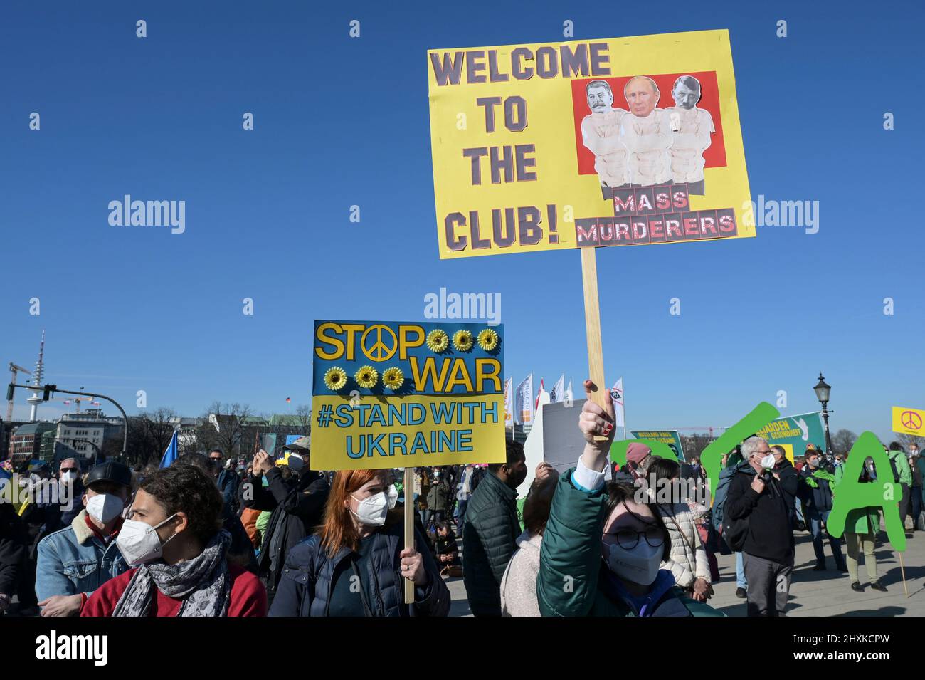 GERMANIA, Amburgo, raduno contro la guerra di Putins in Ucraina , poster Putin ha confrontato il dittatore nazista Adolf Hitler e il leader comunista sovietico Stalin / DEUTSCHLAND, Amburgo, dimostrazione gegen den Krieg von Wladimir Putin in der Ucraina auf dem Jungfernstieg 13.3.2022 Foto Stock