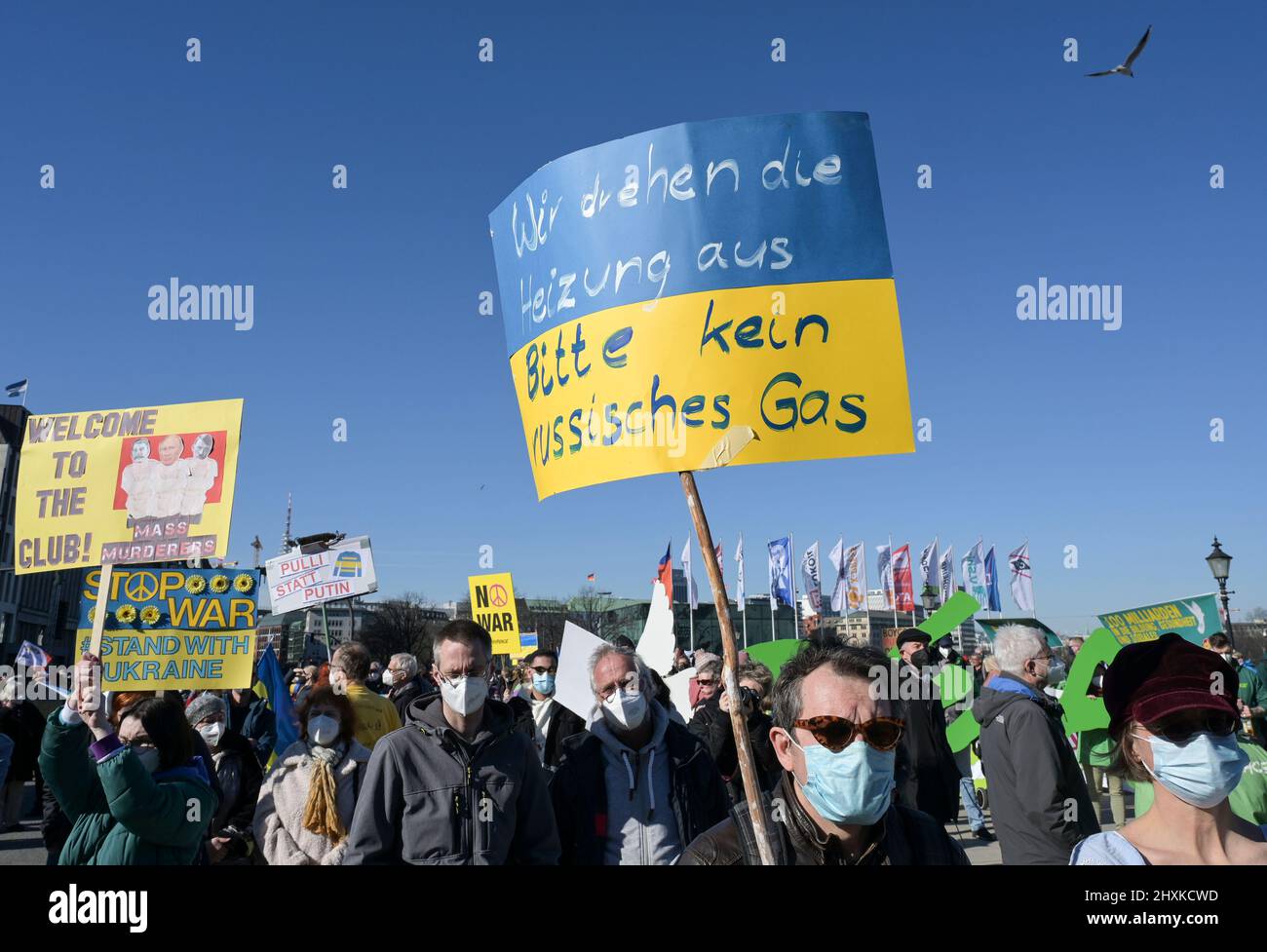 GERMANIA, Amburgo, raduno contro la guerra di Putins in Ucraina, poster abbiamo commutato di riscaldamento, per favore no gas russo / DEUTSCHLAND, Amburgo, dimostrazione gegen den Krieg von Wladimir Putin in der Ucraina auf dem Jungfernstieg 13.3.2022 Foto Stock