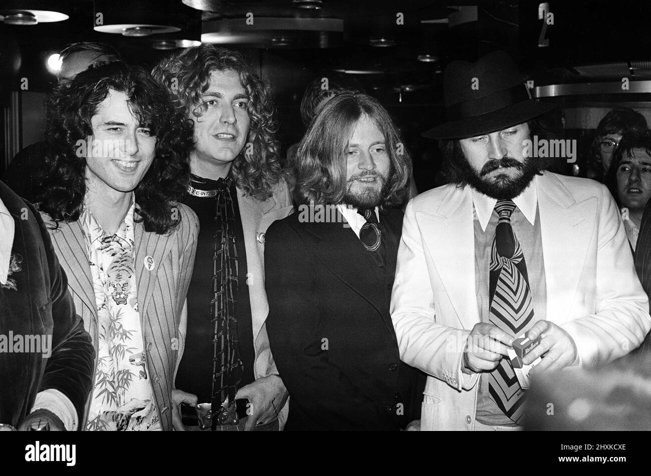 La rock band LED Zeppelin al Premier britannico del film da concerto "The Song remains the same". Da sinistra a destra, Jimmy Page, Robert Plant, John Paul Jones e John Bonham. 4th novembre 1976. Foto Stock