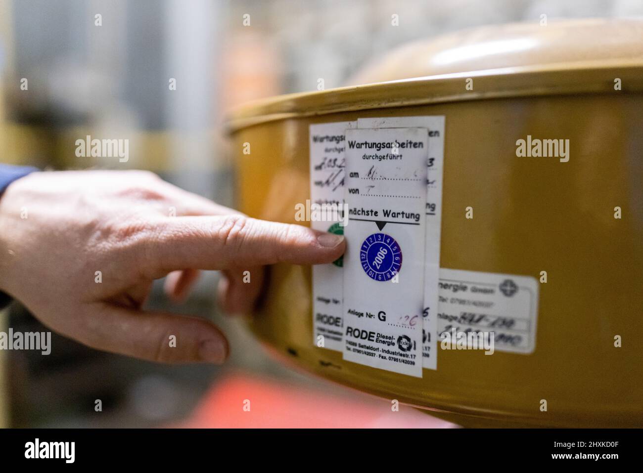 13 marzo 2022, Baviera, Norimberga: "Prossima manutenzione Marzo 2006" è scritto su un adesivo di manutenzione su un gruppo elettrogeno di emergenza nel bunker NBC sotto la stazione principale. Il riparo nucleare è stato mantenuto fino all'inizio del 2000s. Fu costruita negli anni settanta durante la "Guerra fredda” e aveva lo scopo di offrire ai cittadini protezione contro le armi nucleari o persino contro le armi chimiche e biologiche di distruzione di massa. (Al dpa "Difesa civile, controllo delle catastrofi, autoprotezione: Chi aiuta quando e dove?") Foto: Daniel Karmann/dpa Foto Stock