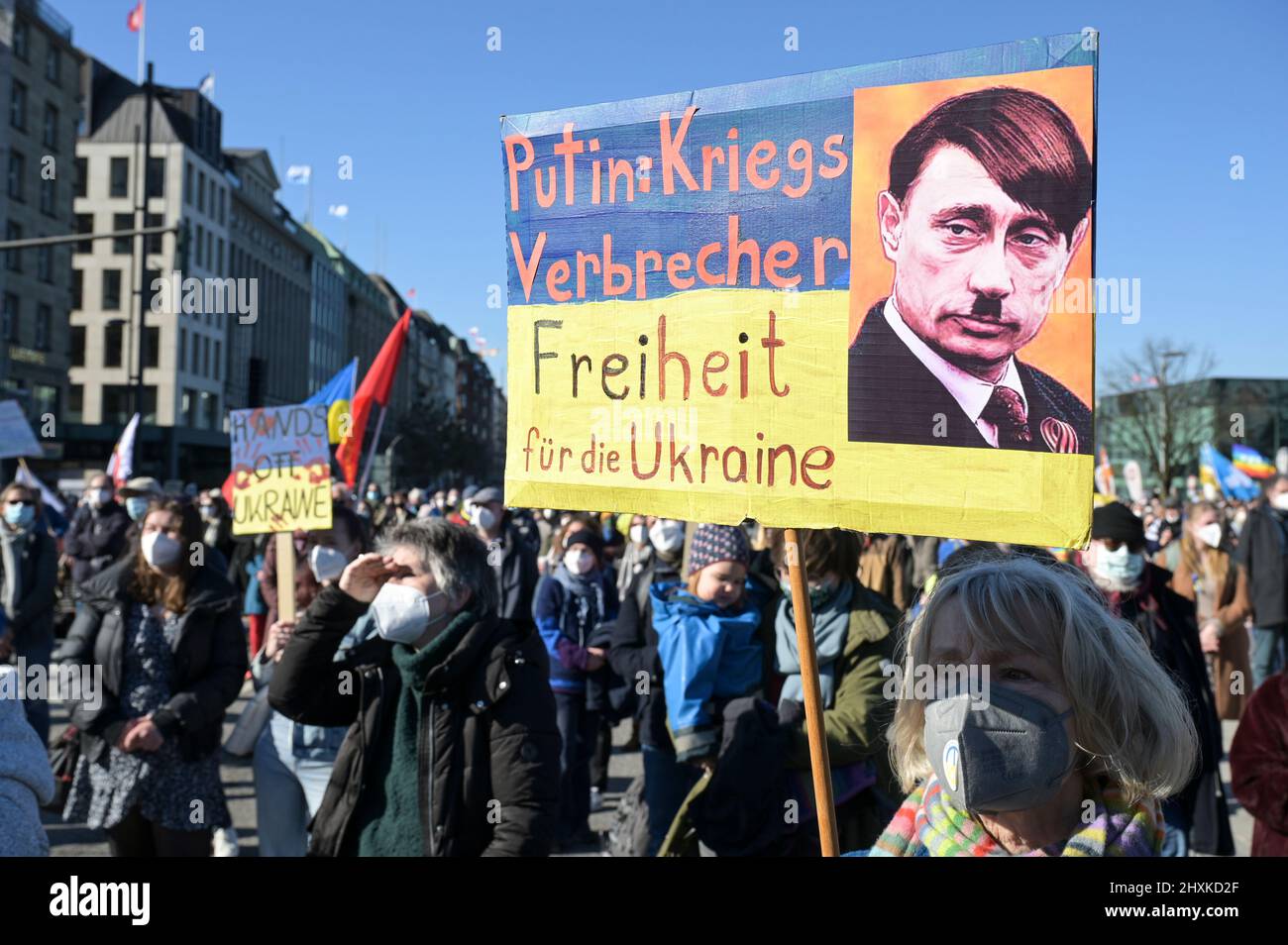 GERMANIA, Amburgo, raduno contro la guerra di Vladimir Putins in Ucraina, poster libertà per l'Ucraina e Putin criminale di guerra , ha confrontato wtih dittatore nazista Adolf Hitler / DEUTSCHLAND, Amburgo, dimostrazione gegen den Krieg von Wladimir Putin in der Ucraina auf dem Jungfernstieg 13.3.2022 Foto Stock