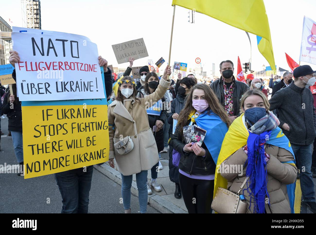 GERMANIA, Amburgo, raduno contro la guerra di Putins in Ucraina, bandiera con richiesta alla NATO di No fly zone su Ucraina / DEUTSCHLAND, Amburgo, dimostrazione gegen den Krieg von Wladimir Putin in der Ucraina auf dem Jungfernstieg 13.3.2022 Foto Stock