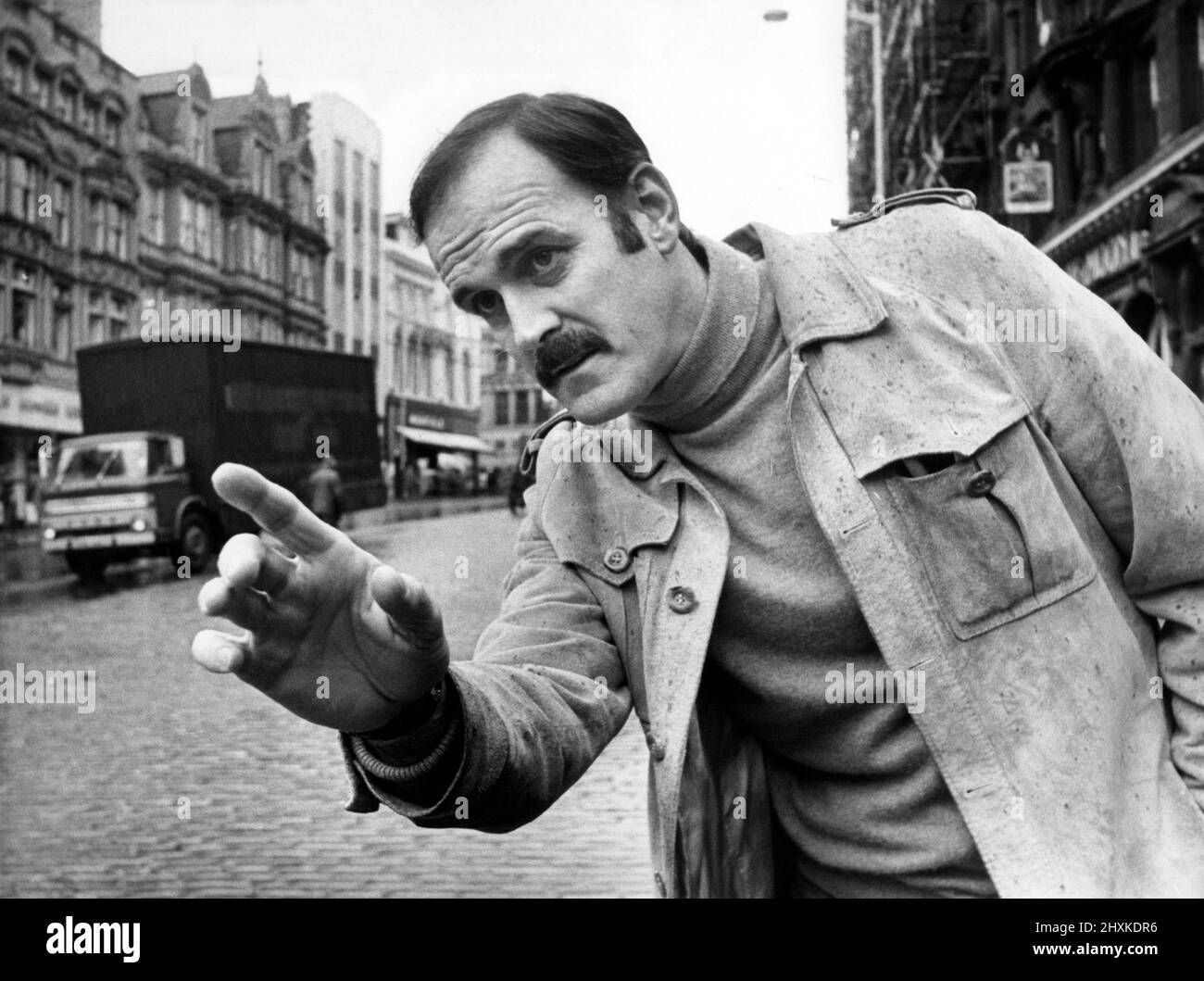 Basil Fawlty, nella forma di John Cleese, è stato a Newcastle per promuovere il libro di script scritto da lui e sua moglie Connie Booth per la serie televisiva Fawlty Towers. John è raffigurato nel Bigg Market di Newcastle. 21st novembre 1977 Foto Stock
