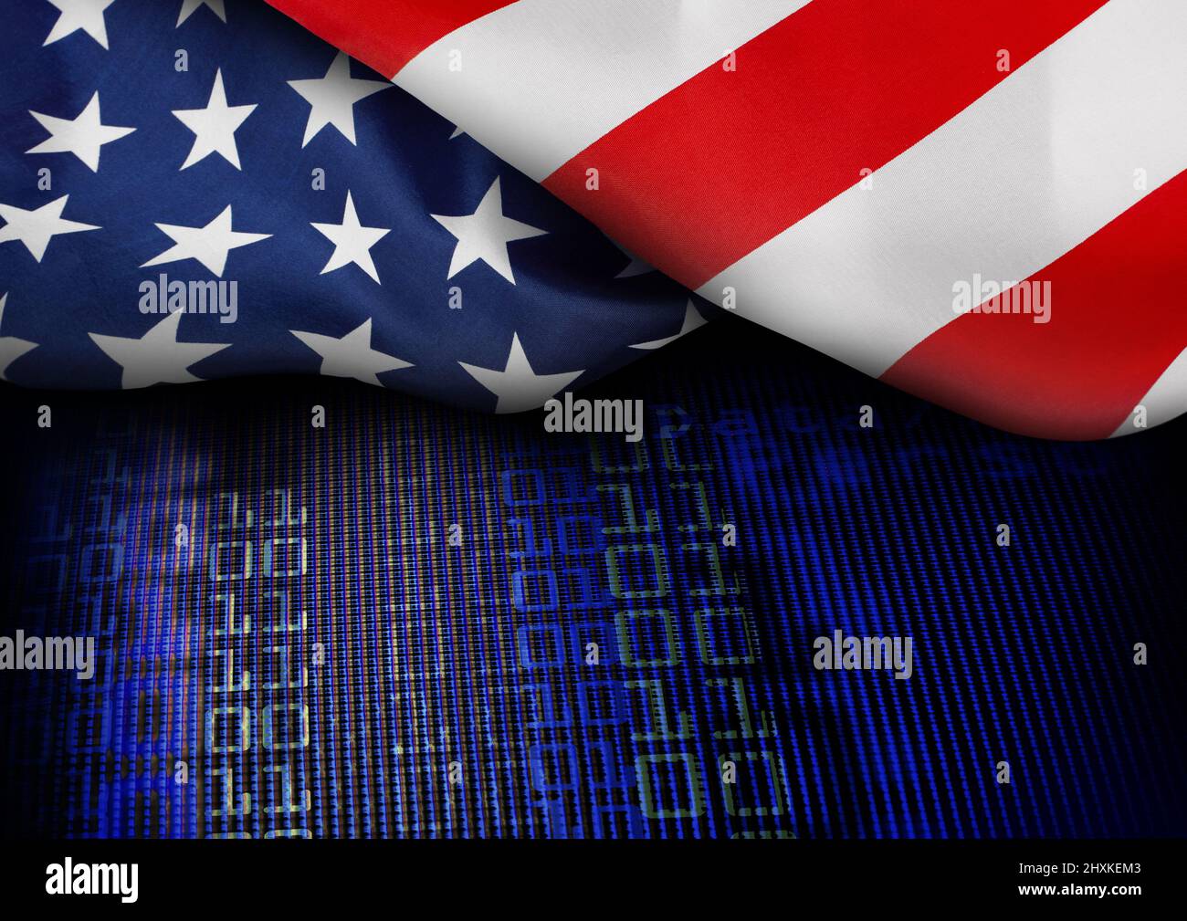 Concetto digitale. Bandiera americana sullo sfondo dello schermo digitale. Dati binari sullo schermo del monitor di un computer. Foto Stock
