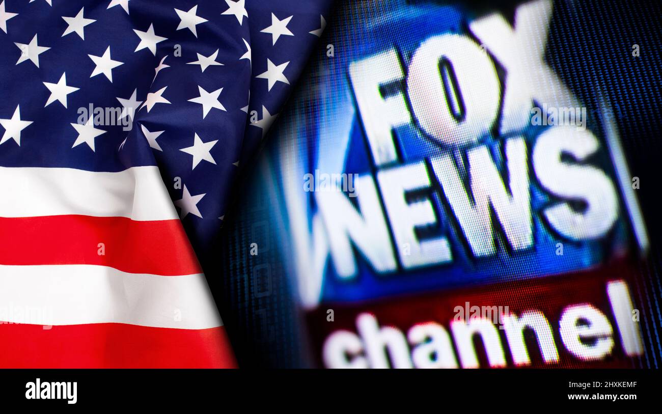 Bandiera americana sullo sfondo di un canale con il logo FOX NEWS sullo sfondo di uno schermo del monitor tv per copiare-incollare il testo. Concetto di design Foto Stock