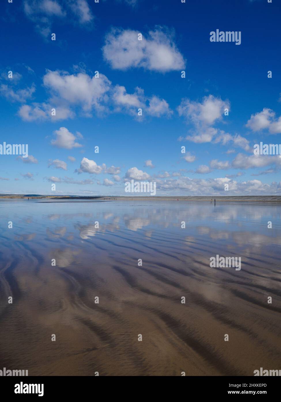 Cielo riflesso nella sabbia bagnata a bassa marea, Westward ho!, Devon, Regno Unito Foto Stock