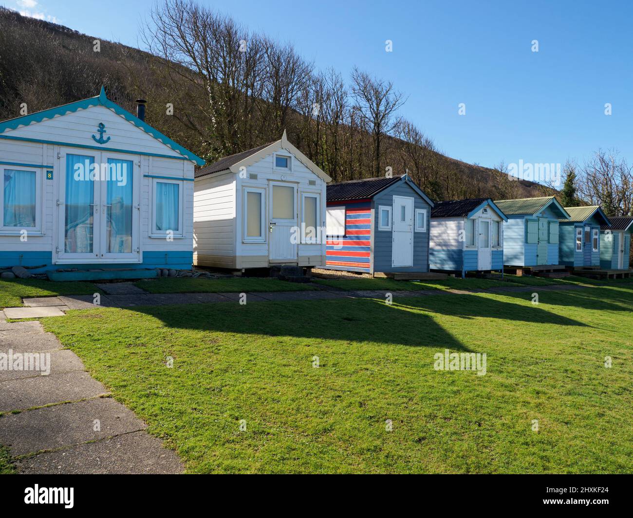 La spiaggia si aggira intorno a un triangolo di erba sotto Kipling Tors, Westward ho!, Devon, Regno Unito Foto Stock