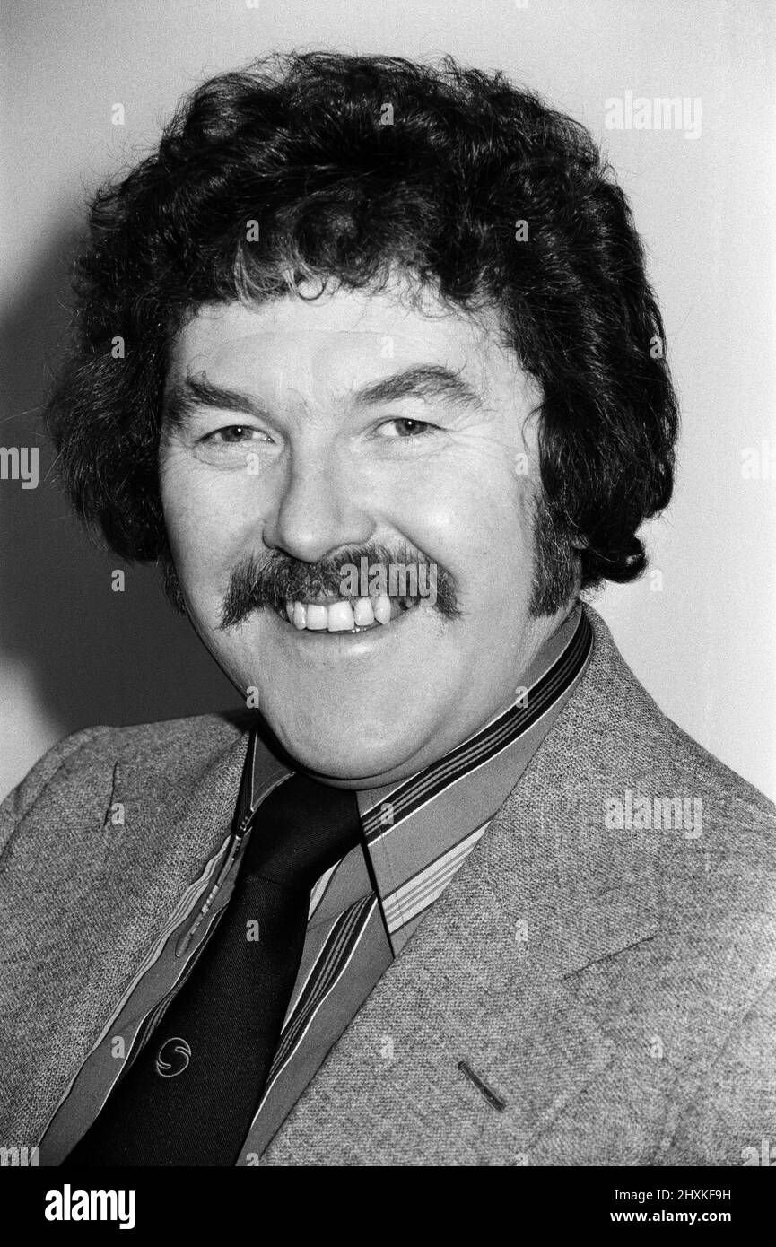 Ritratto di Dickie Davies, commentatore di sport televisivi. Febbraio 1976. Foto Stock
