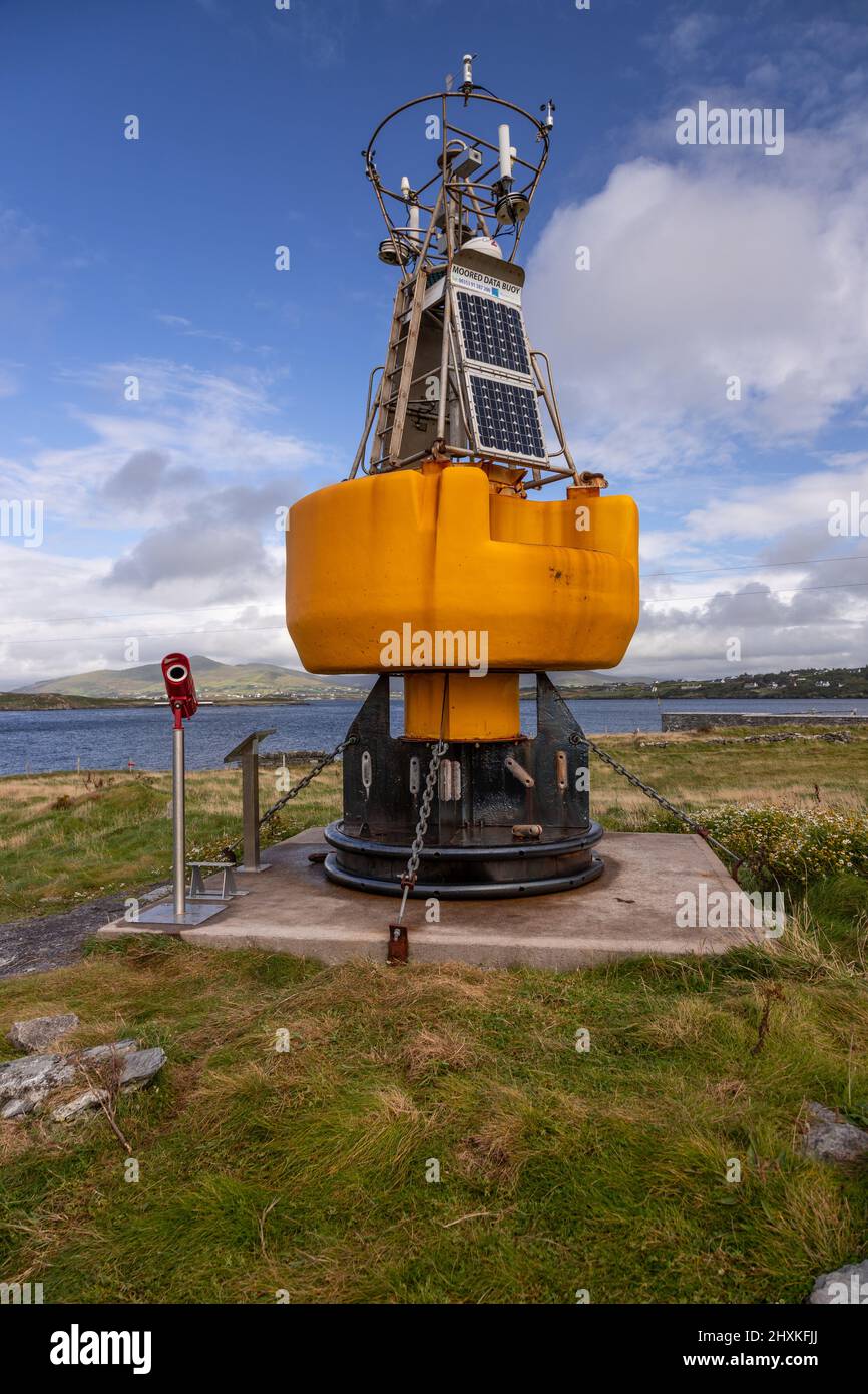 Bouy al faro dell'isola di Valencia sulla costa atlantica della contea di Kerry, Irlanda Foto Stock