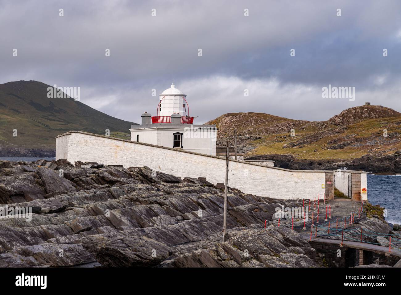 Faro dell'isola di Valencia sulla costa atlantica della contea di Kerry, Irlanda Foto Stock