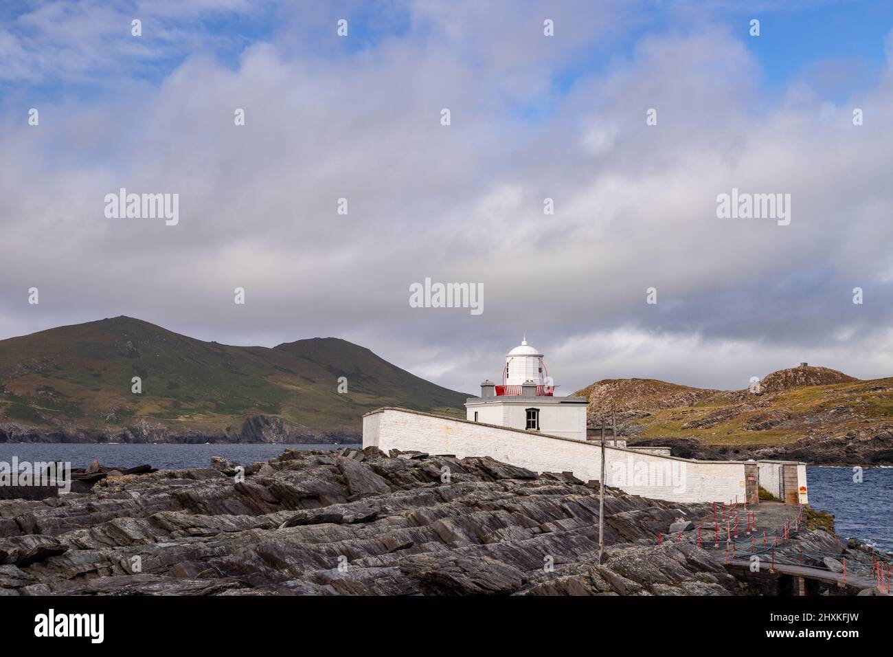 Faro dell'isola di Valencia sulla costa atlantica della contea di Kerry, Irlanda Foto Stock