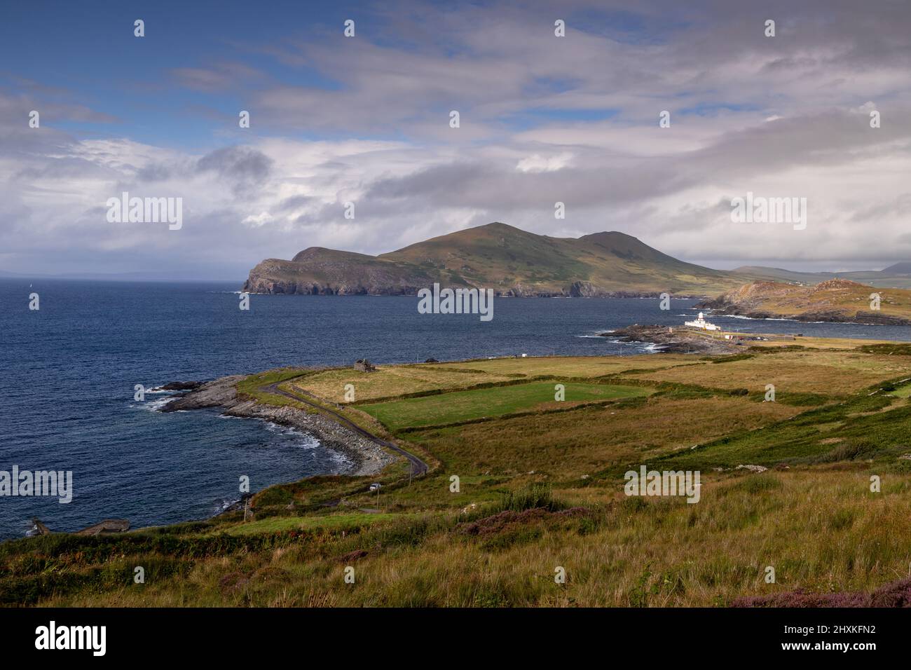 Faro dell'isola di Valencia sulla costa atlantica della contea di Kerry, Irlanda Foto Stock