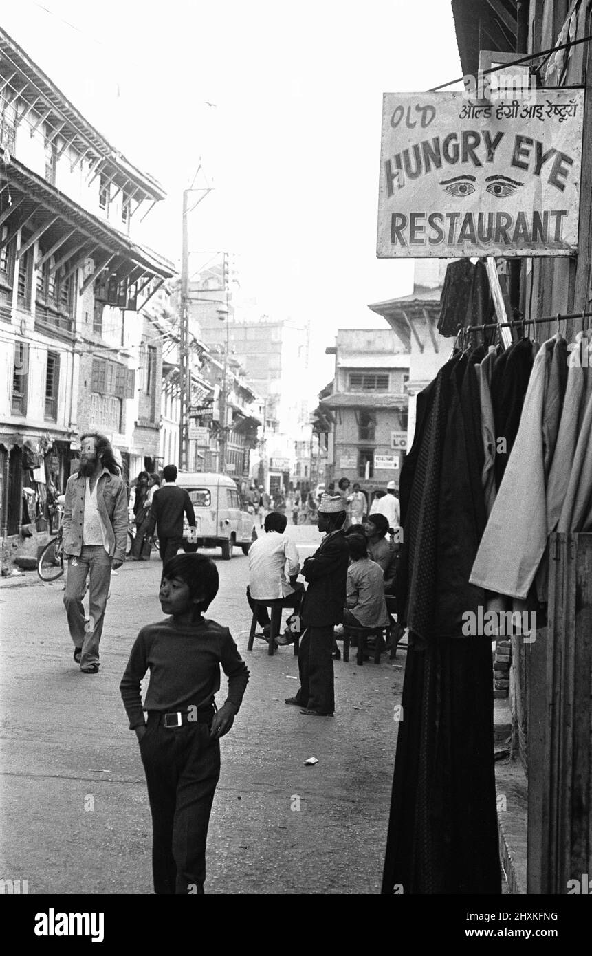 Il ristorante Old Hungry Eye in Freak Street, Katmandu, dove nascondigli e nepalesi locali si mescolano. Marzo 1977 Foto Stock