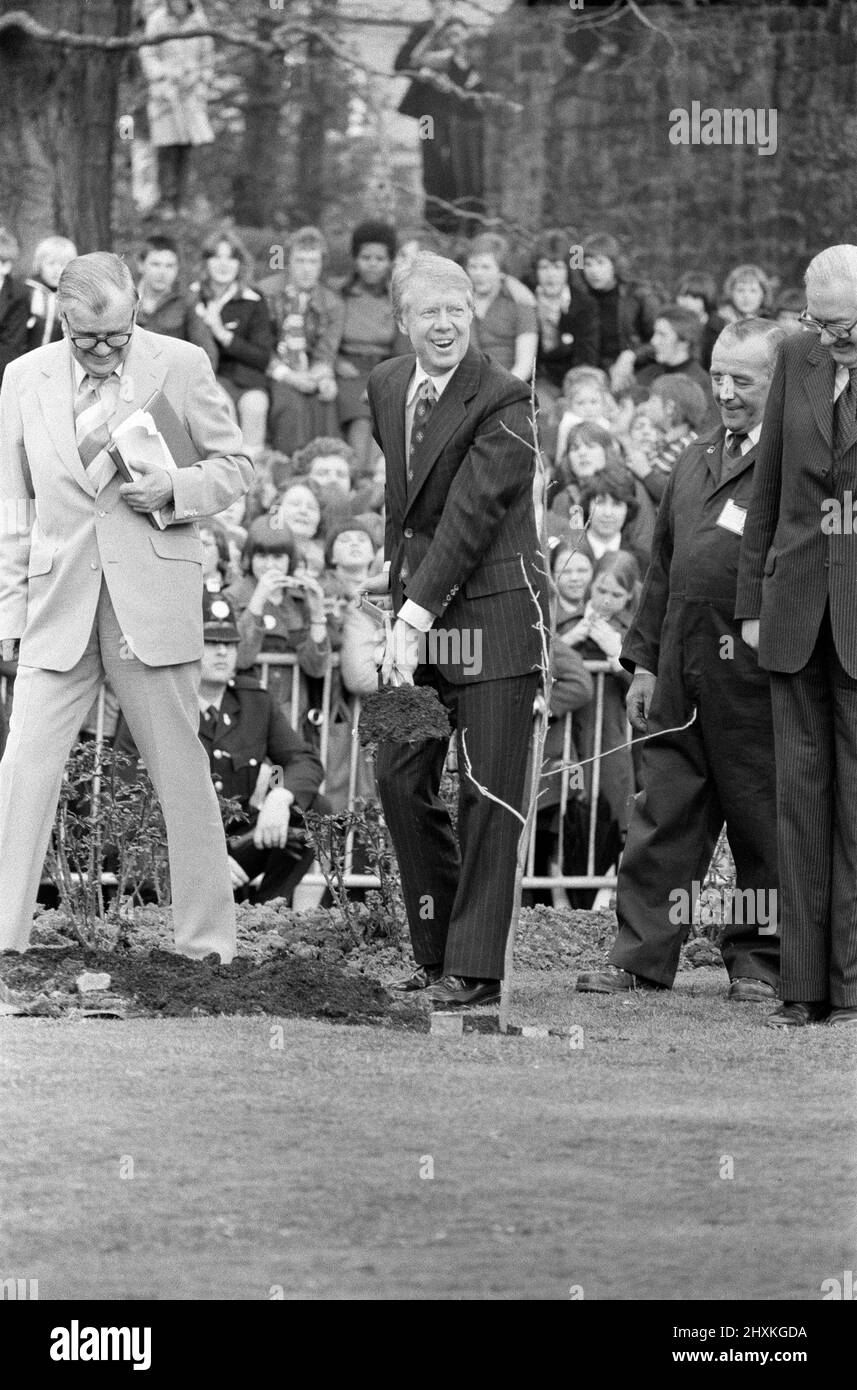 Il presidente Jimmy carter durante la sua passeggiata a Newcastle e Washington, Tyne and Wear, dove piantò un tulipano e il primo ministro James Callaghan piantò una quercia, a Washington Green, la casa ancestrale del presidente George Washington. 7th maggio 1977. Foto Stock