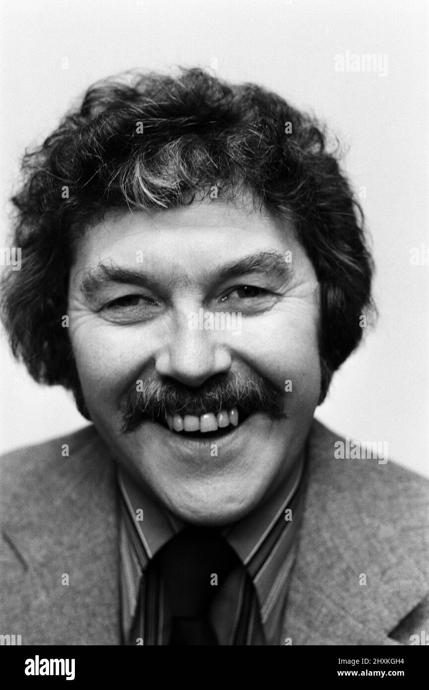 Ritratto di Dickie Davies, commentatore di sport televisivi. Febbraio 1976. Foto Stock
