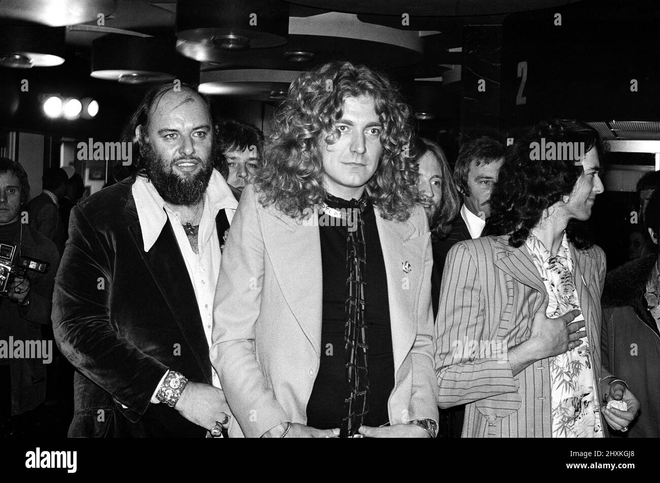 La rock band LED Zeppelin al Premier britannico del film da concerto "The Song remains the same". Nella foto da sinistra a destra, il manager Peter Grant, Robert Plant e Jimmy Page. 4th novembre 1976. Foto Stock