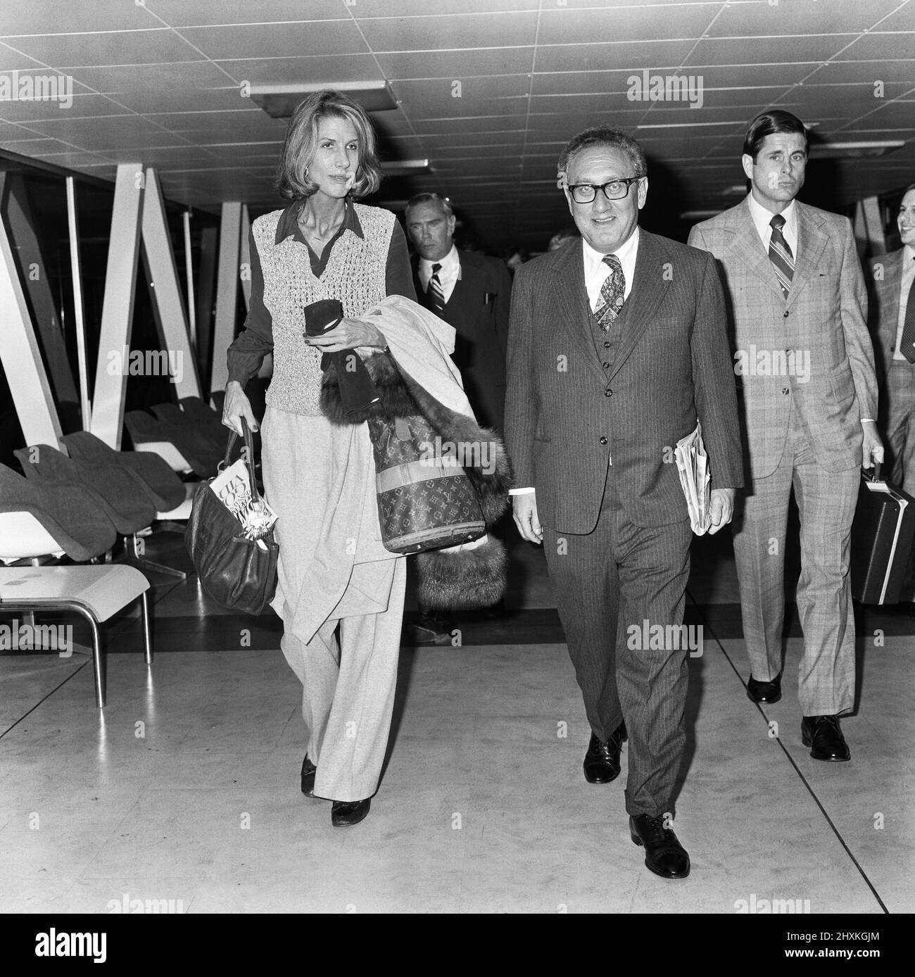 Henry Kissinger e sua moglie Nancy all'aeroporto di Londra. 23rd aprile 1977. Foto Stock