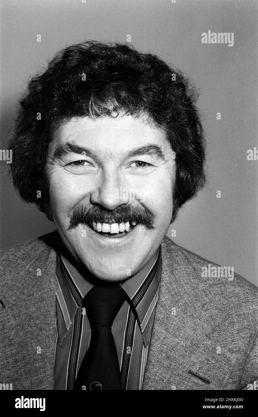 Ritratto di Dickie Davies, commentatore di sport televisivi. Febbraio 1976. Foto Stock