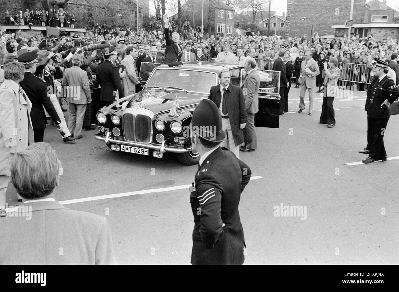 Il presidente Jimmy carter durante la sua passeggiata a Newcastle e Washington, Tyne and Wear, dove piantò un tulipano e il primo ministro James Callaghan piantò una quercia, a Washington Green, la casa ancestrale del presidente George Washington. 7th maggio 1977. Foto Stock