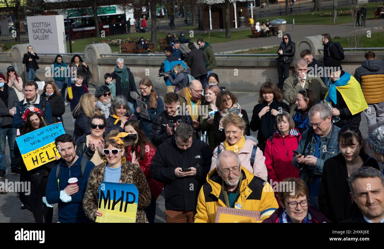 The Mound, Edimburgo, Scozia, Regno Unito. 13th marzo 2022. Protesta e solidarietà per l'Ucraina contro l'invasione da parte del miliario russo iniziata il 24th febbraio 2022. Credit Archwhite/alamy live news Foto Stock
