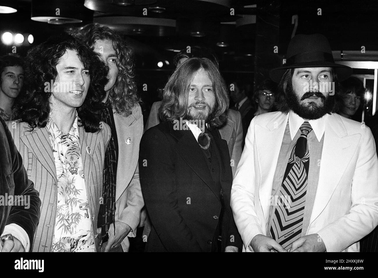 La rock band LED Zeppelin al Premier britannico del film da concerto "The Song remains the same". Da sinistra a destra, Jimmy Page, Robert Plant, John Paul Jones e John Bonham. 4th novembre 1976. Foto Stock