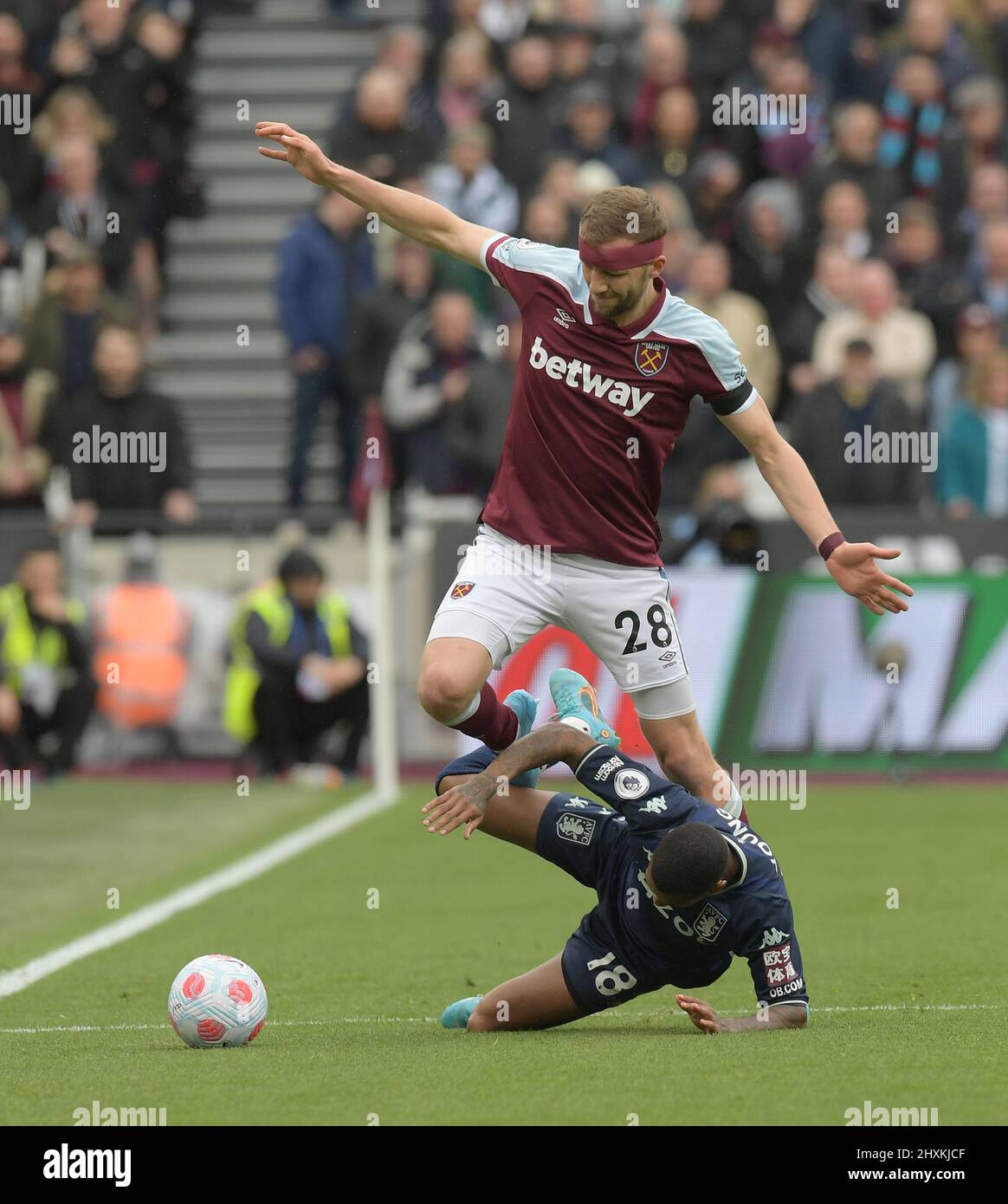 Londra, Regno Unito. 13th Mar 2022. Tomas Soucek di West Ham Utd si scontra con Ashley Young di Aston Villa durante la partita West Ham vs Aston Villa Premier League al London Stadium Stratford. Credit: MARTIN DALTON/Alamy Live News Foto Stock