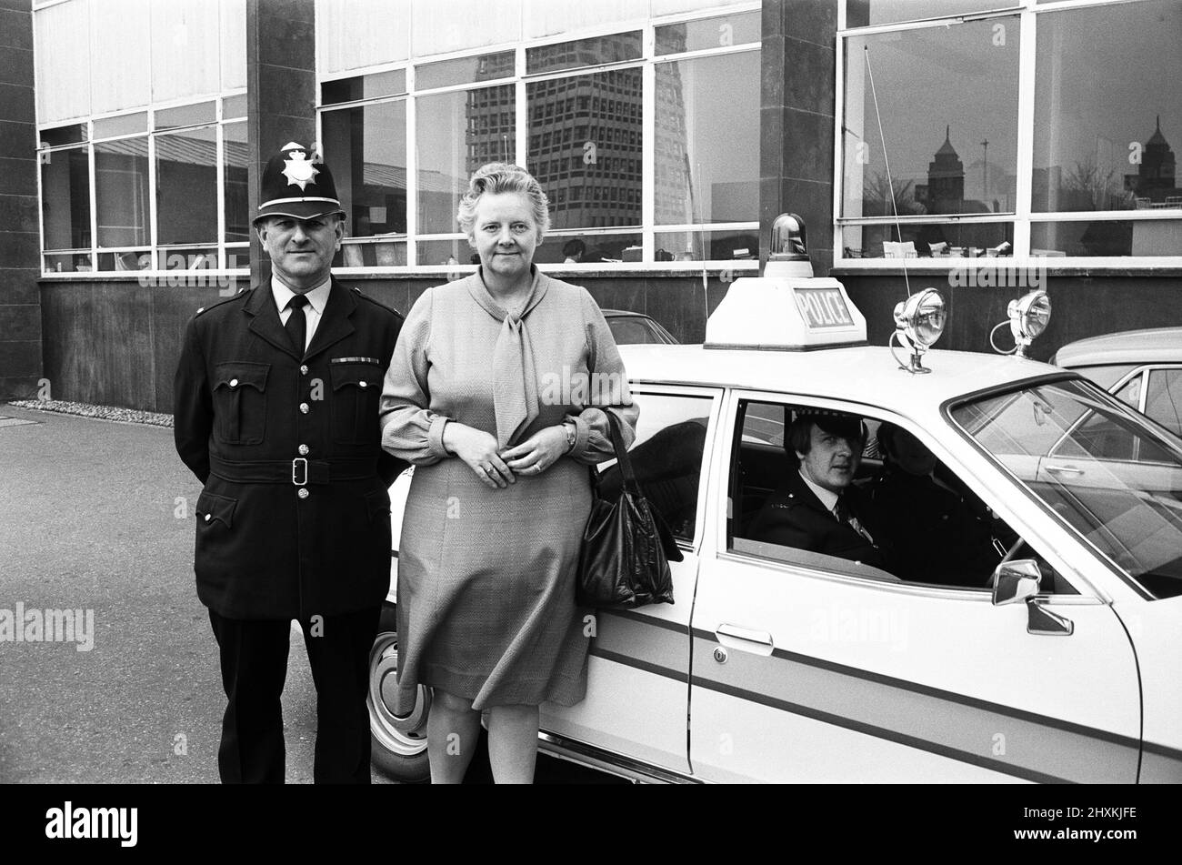 «Direzione del pensionamento» PC Ted Rose e Sgt Brenda Ward, della polizia di Coventry. 15th aprile 1976. Foto Stock