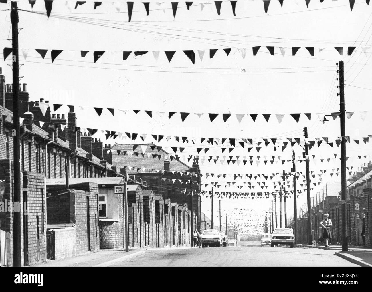 Regina Elisabetta II - tappa Nord Est del Giubileo Tour 1977 per celebrare il Giubileo d'Argento - bandiere adornano le strade delle case di Quaking, Contea di Durham Foto Stock