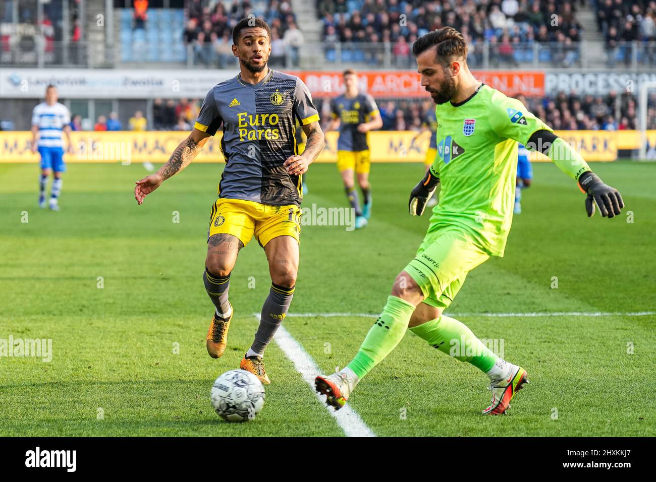 Zwolle, Paesi Bassi. 13th Mar 2022. Zwolle - Reiss Nelson di Feyenoord, custode del PEC Zwolle Kostas Lamprou durante la partita tra PEC Zwolle e Feyenoord al MAC3PARK Stadion il 13 marzo 2022 a Zwolle, Paesi Bassi. Credit: Box to box pictures/Alamy Live News Foto Stock