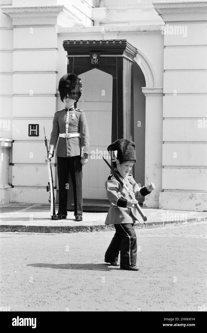 Soldato di dimensioni pinte, Mark Acklom, di 3 anni, di Greenways, Beckenham, Kent, indossando un vestito di guardia in miniatura, completo di fucile, si erge al di fuori della Clarence House, Londra, 10th giugno 1976. Foto Stock