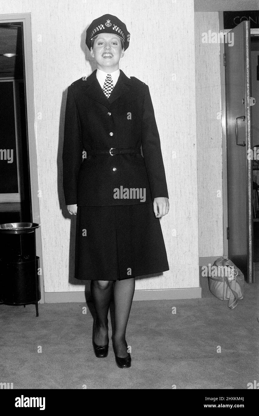 La nuova immagine della polizia. W.P.C Leslie Cosburn, Left, (21) di Bow mostra la nuova divisa elegante e riflette la moderna immagine della polizia del 1977, insieme a Sylvia Man di W.P.C, Carol Price e Julia Hawkins. Foto Stock