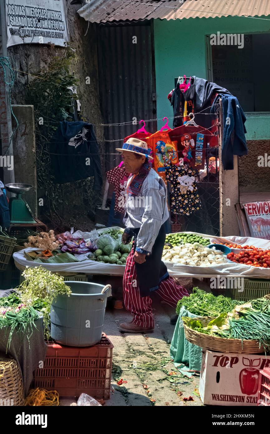 Scene di mercato e highlanders tradizionali, Todos Santos Cuchumatán, Huehuetenango, Guatemala Foto Stock