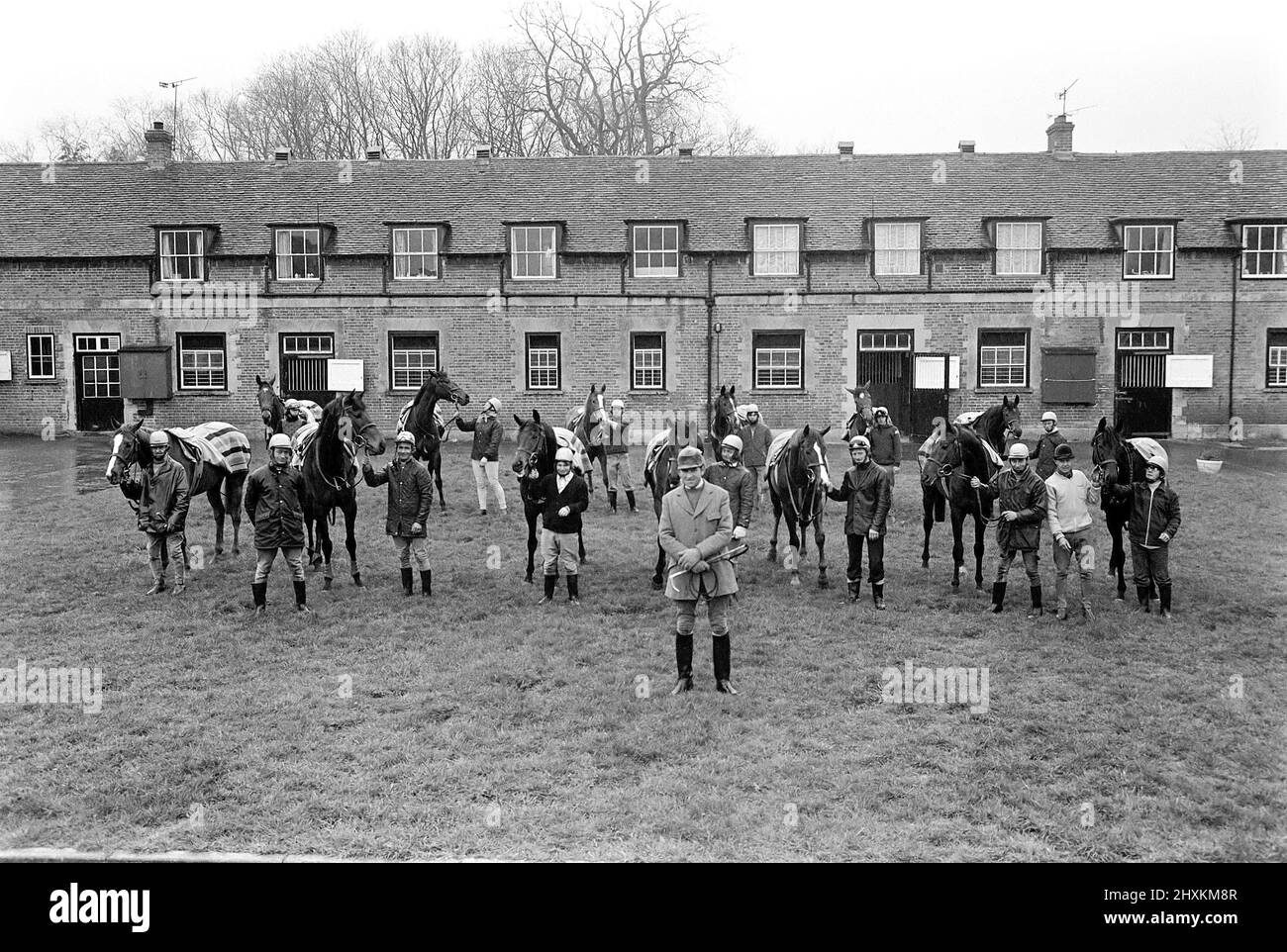 Jockey Willie Carson. "Tutti i Queens Horses". A West Ilsley, Berks trainer Major W. R. Hern si trova di fronte ai 13 cavalli per la Regina. Da sinistra a destra: Ritorno Star Harbor; circlet; Alma; Tartan Pimpernell; Dunfermline; E Mary Fitton. Prima fila: Valutazione; catena di ragionamento; Fife e Drum; Duca di Normandia; Rhyme Royal; Gregarioso e paintbrust. L'uomo 2nd da destra è Stan Clayton ex jockey per la regina. Aprile 1977 Foto Stock