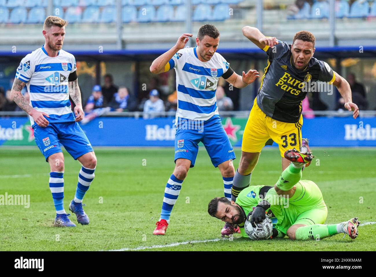 Zwolle - Maikel van der Werff di Pec Zwolle, Bram van Polen di PEC Zwolle, Cyriel Desser di Feyenoord, PEC Zwolle custode Kostas Lamprou durante la partita tra PEC Zwolle contro Feyenoord al MAC3PARK Stadion il 13 marzo 2022 a Zwolle, Paesi Bassi. (Da Box a Box Pictures/Yannick Verhoeven) Foto Stock