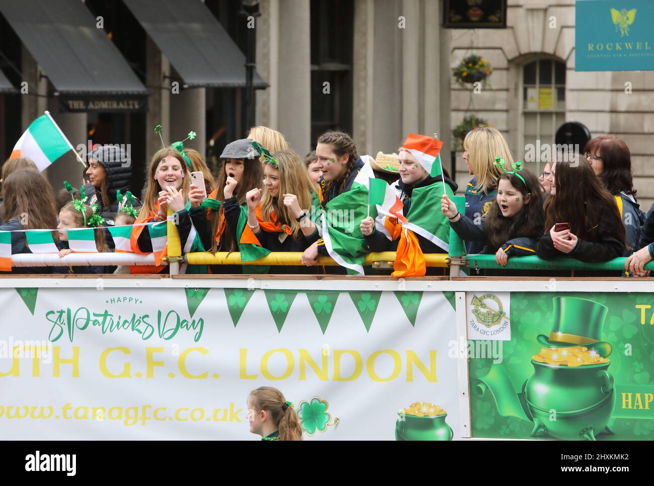 Londra, Regno Unito, 13th marzo 2022. I festeggiamenti del giorno dei Patricks e di Trafalgar Square sono ritornati dopo 2 anni di cancellazione a causa di Covid. Il tempo miserabile non ha smorzato gli spiriti. Credit : Monica Wells/Alamy Live News Foto Stock