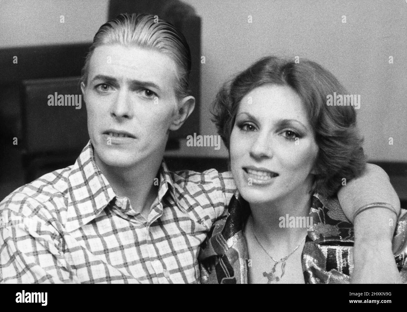 David Bowie ha visto qui con sua moglie Angie durante una visita a Londra nel 4th maggio 1976 Foto Stock