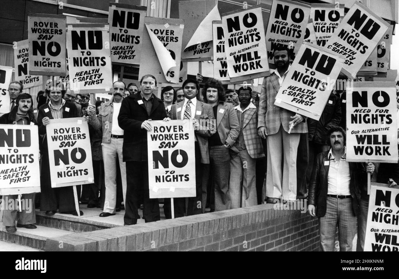 I lavoratori Rover di Solihull hanno presentato oggi a Coventry una dimostrazione al di fuori della Layland House, in merito alle proposte di introduzione del turno di notte presso il nuovo stabilimento di assemblaggio di Solihull, il 13th ottobre 1977. I lavoratori Rover dicono di no a notti Foto Stock
