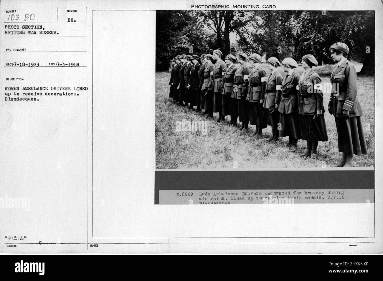 Donne conducenti ambulanza allineati per ricevere decorazioni. Blendecques. Collezione di fotografie della prima Guerra Mondiale, 1914-1918 che raffigurano le attività militari delle forze armate britanniche e di altre nazioni e del personale durante la prima Guerra Mondiale Foto Stock