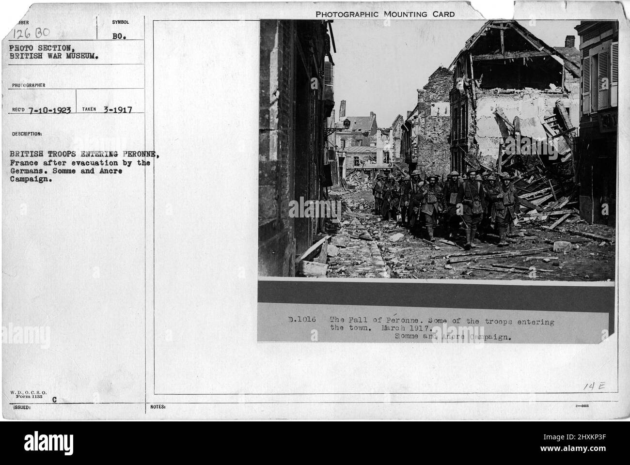 Truppe britanniche che entrano a Peronne, Francia dopo l'evacuazione da parte dei tedeschi. Campagna Somme e Ancre. Collezione di fotografie della prima Guerra Mondiale, 1914-1918 che raffigurano le attività militari delle forze armate britanniche e di altre nazioni e del personale durante la prima Guerra Mondiale Foto Stock