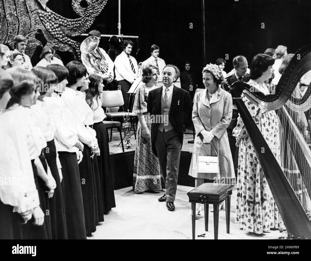 Tour giubilare d'argento della Regina Elisabetta II e del Principe Filippo. La Regina con Raymond Edwards, Principal, Welsh College of Music and Drama, incontrando i membri di vari ensemble musicali al College in Cathays Park, Cardiff, prima che la Regina svela una targa per aprire il nuovo college. 24th giugno 1977. Foto Stock