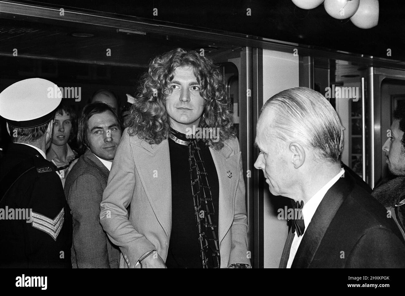 La rock band LED Zeppelin al Premier britannico del film da concerto "The Song remains the same". Nella foto, il cantante Robert Plant. 4th novembre 1976. Foto Stock