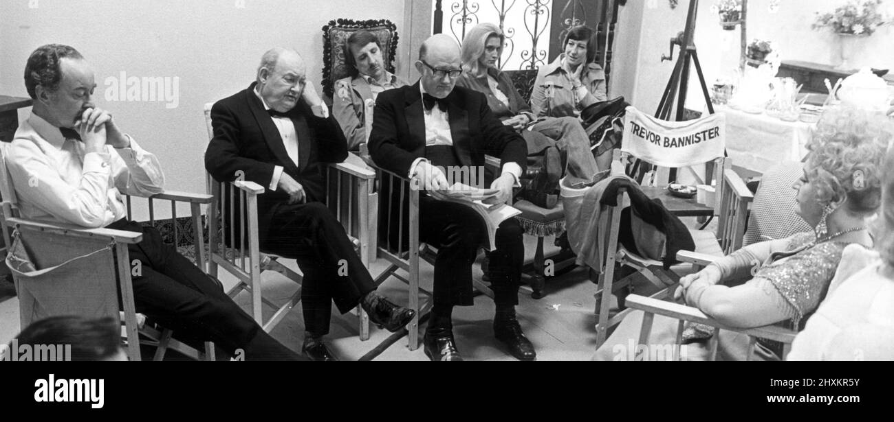 Membri del cast di "sei servito?" riposatevi durante una pausa durante le riprese . Sono lasciati a destra Frank Thornton, Arthur Brough, Nicholas Smith e Molly Sugden.29th Luglio 1977 *** Local Caption *** Watscan - - 02/07/2009 Foto Stock