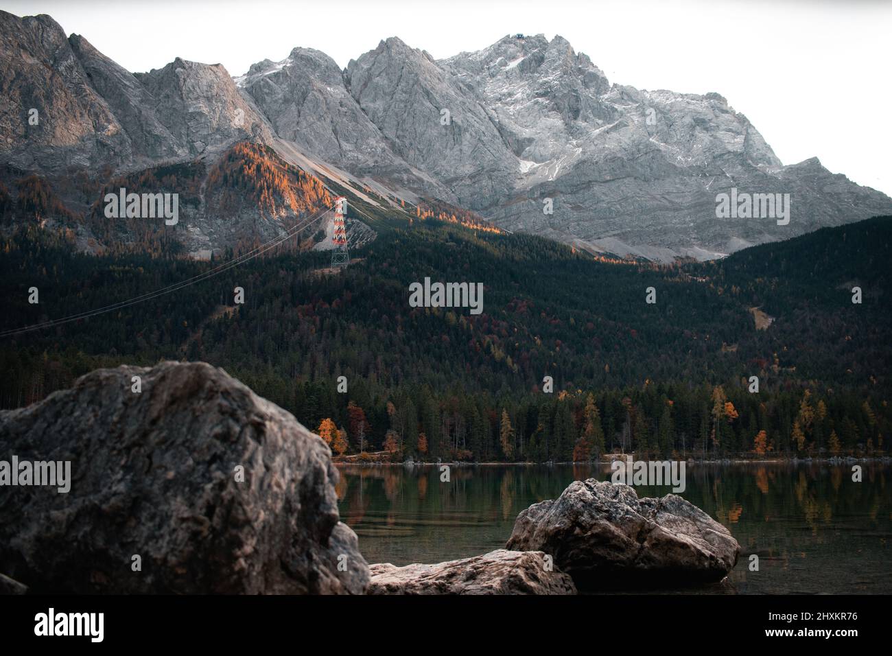 Lago glaciale di Zugspitze e Eibsee nelle Alpi bavaresi, in Germania Foto Stock