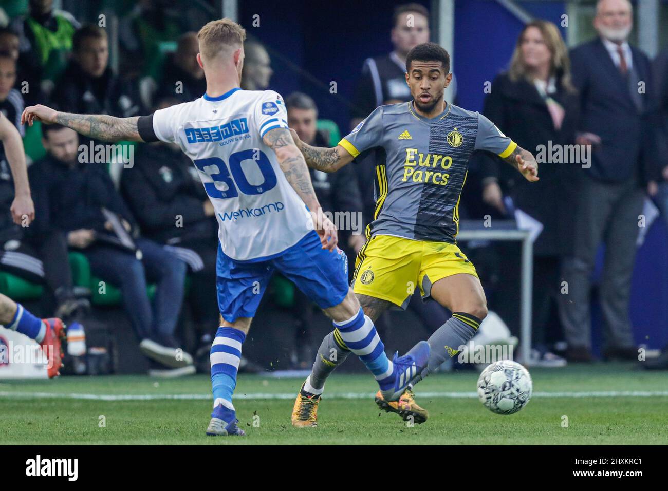 ZWOLLE, PAESI BASSI - MARZO 13: Maikel van der Werff di PEC Zwolle, Reiss Nelson di Feyenoord Rotterdam durante la partita olandese Eredivie tra PEC Zwolle e Feyenoord al Mac3Park Stadion il 13 Marzo 2022 a Zwolle, Paesi Bassi (Foto di Peter Lous/Orange Pictures) Foto Stock