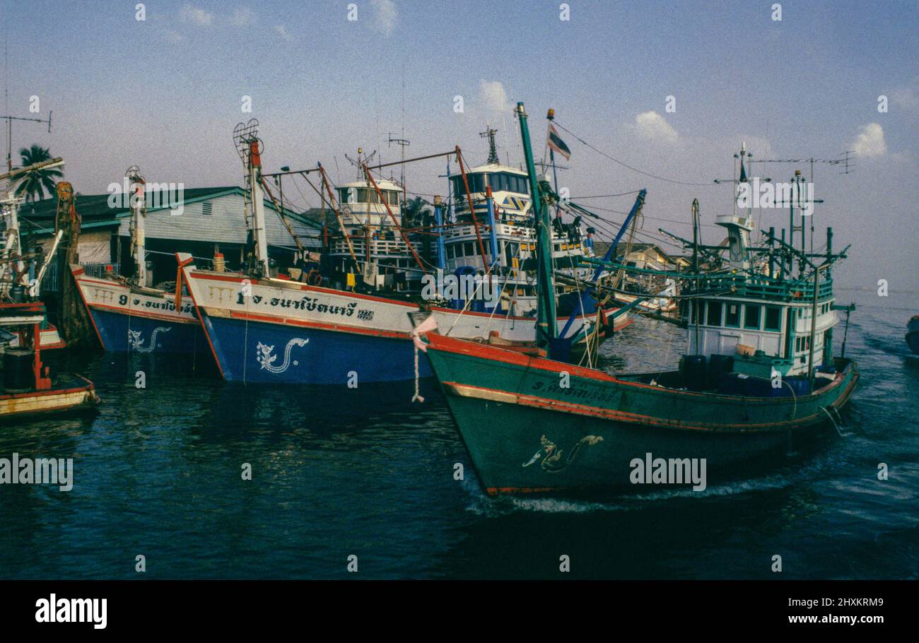Tre pescherecci da traino tipici tailandesi al porto di Chumphon Foto Stock