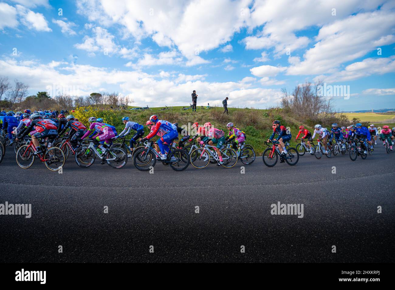 Italia, 12 marzo 2022 - ciclisti professionisti percorrono una strada in salita durante la tappa del Tirreno Adriatico durante la tappa di Apecchio - Carpegna nel Marc Foto Stock