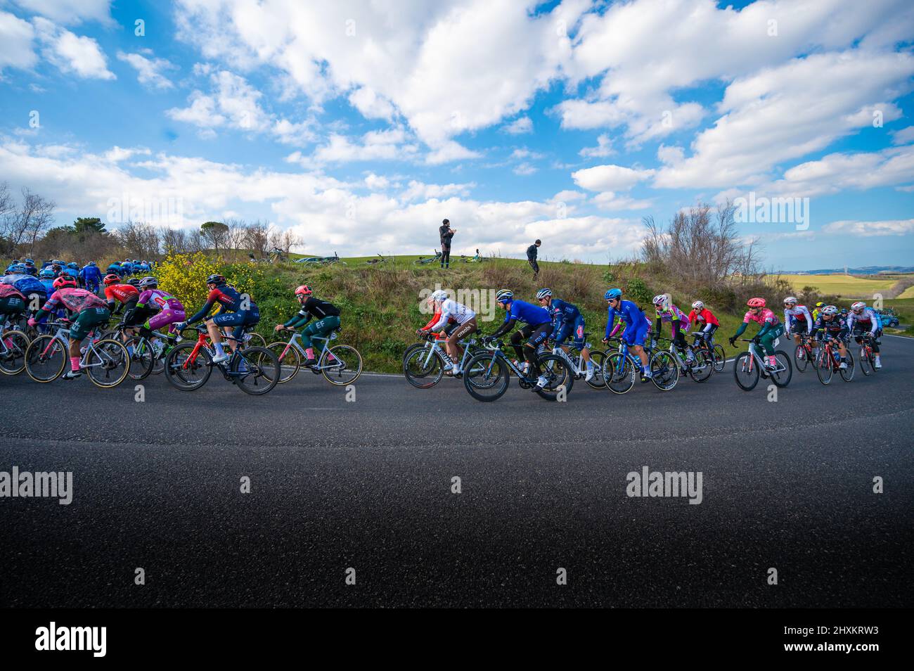 Italia, 12 marzo 2022 - ciclisti professionisti percorrono una strada in salita durante la tappa del Tirreno Adriatico durante la tappa di Apecchio - Carpegna nel Marc Foto Stock