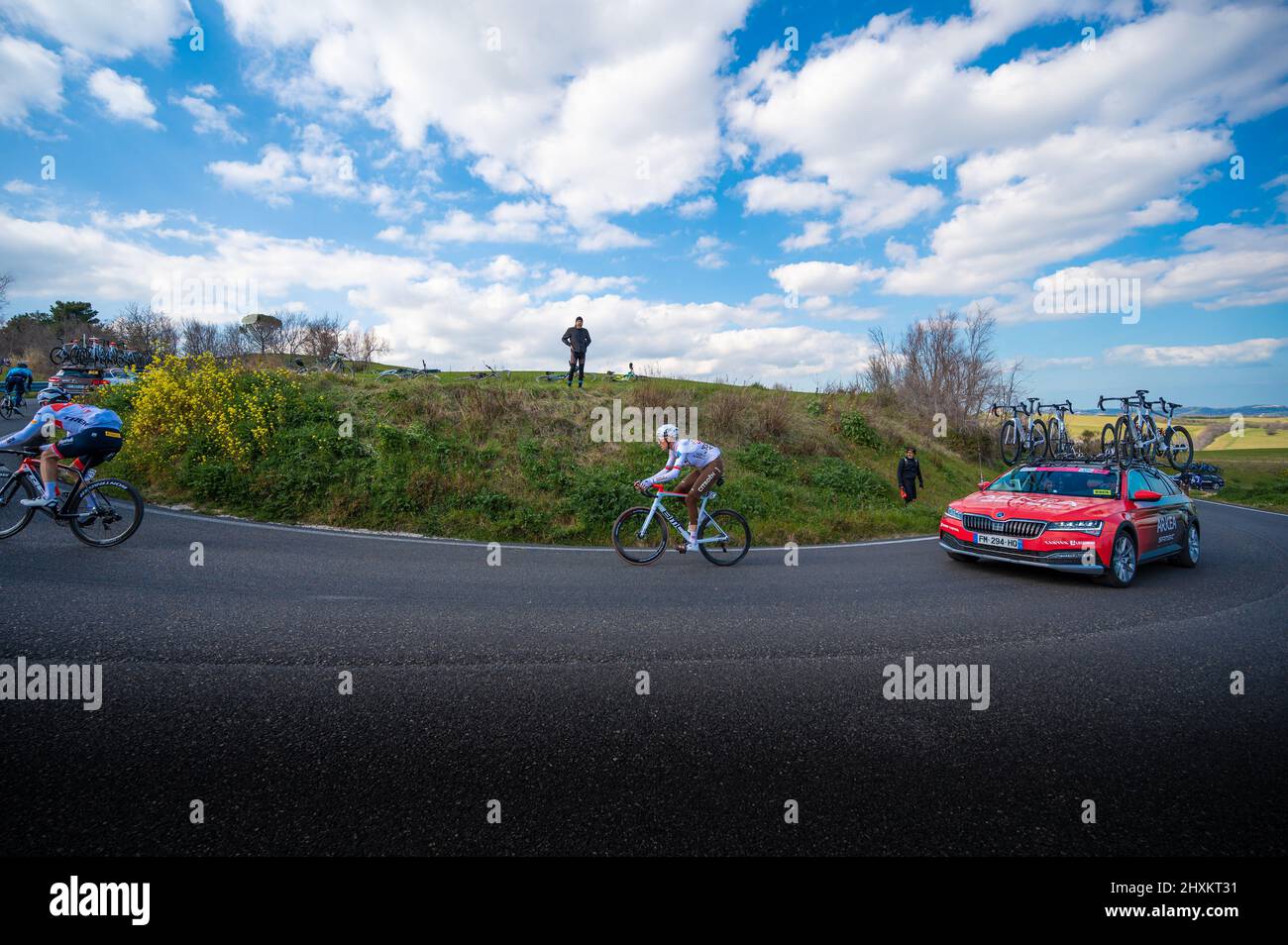 Italia, 12 marzo 2022 - ciclisti professionisti percorrono una strada in salita durante la tappa del Tirreno Adriatico durante la tappa di Apecchio - Carpegna nel Marc Foto Stock