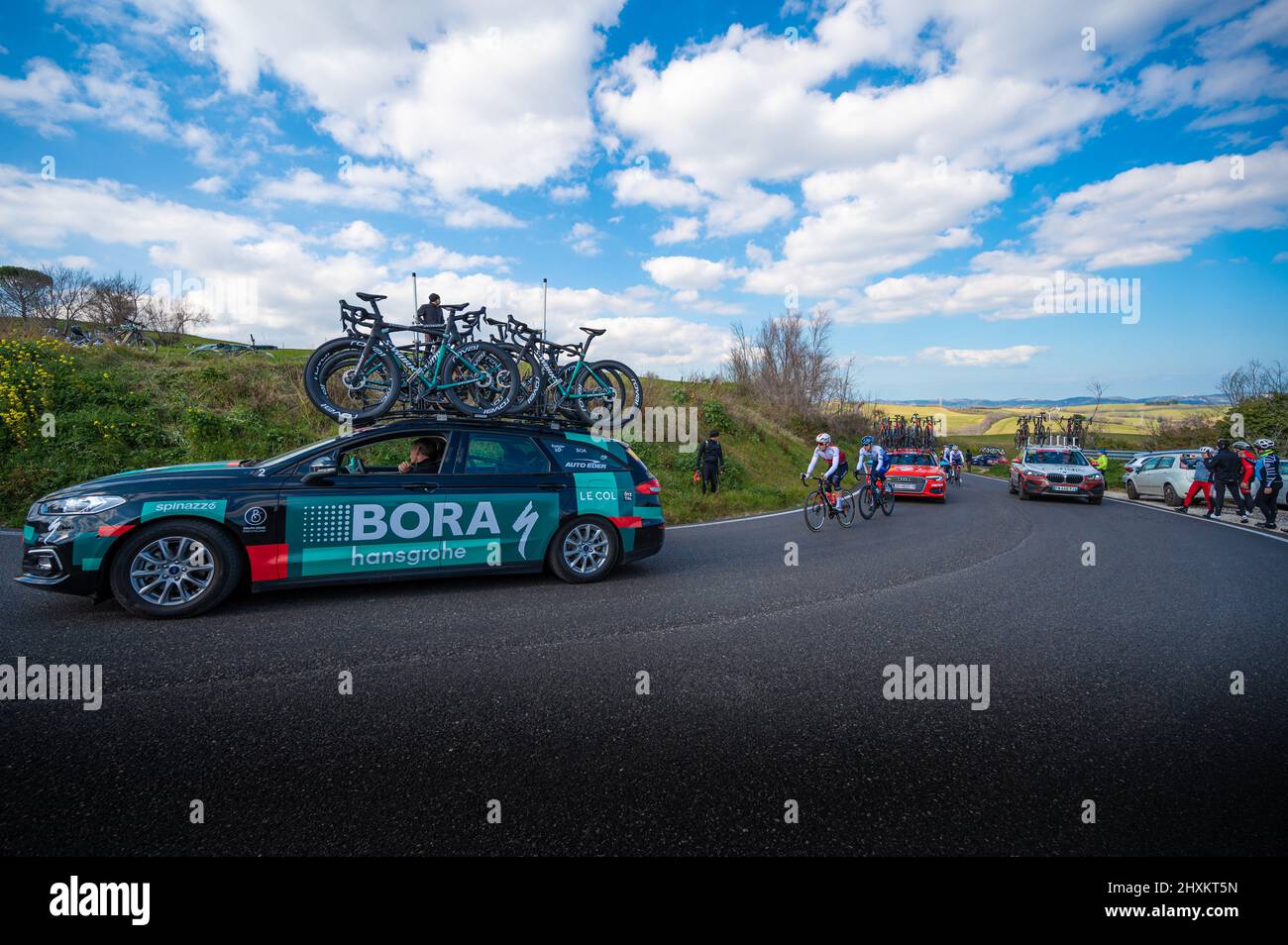 Italia, 12 marzo 2022 - ciclisti professionisti percorrono una strada in salita durante la tappa del Tirreno Adriatico durante la tappa di Apecchio - Carpegna nel Marc Foto Stock